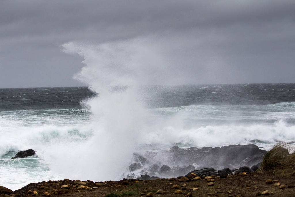 Breaking waves, winter storm, Oregon